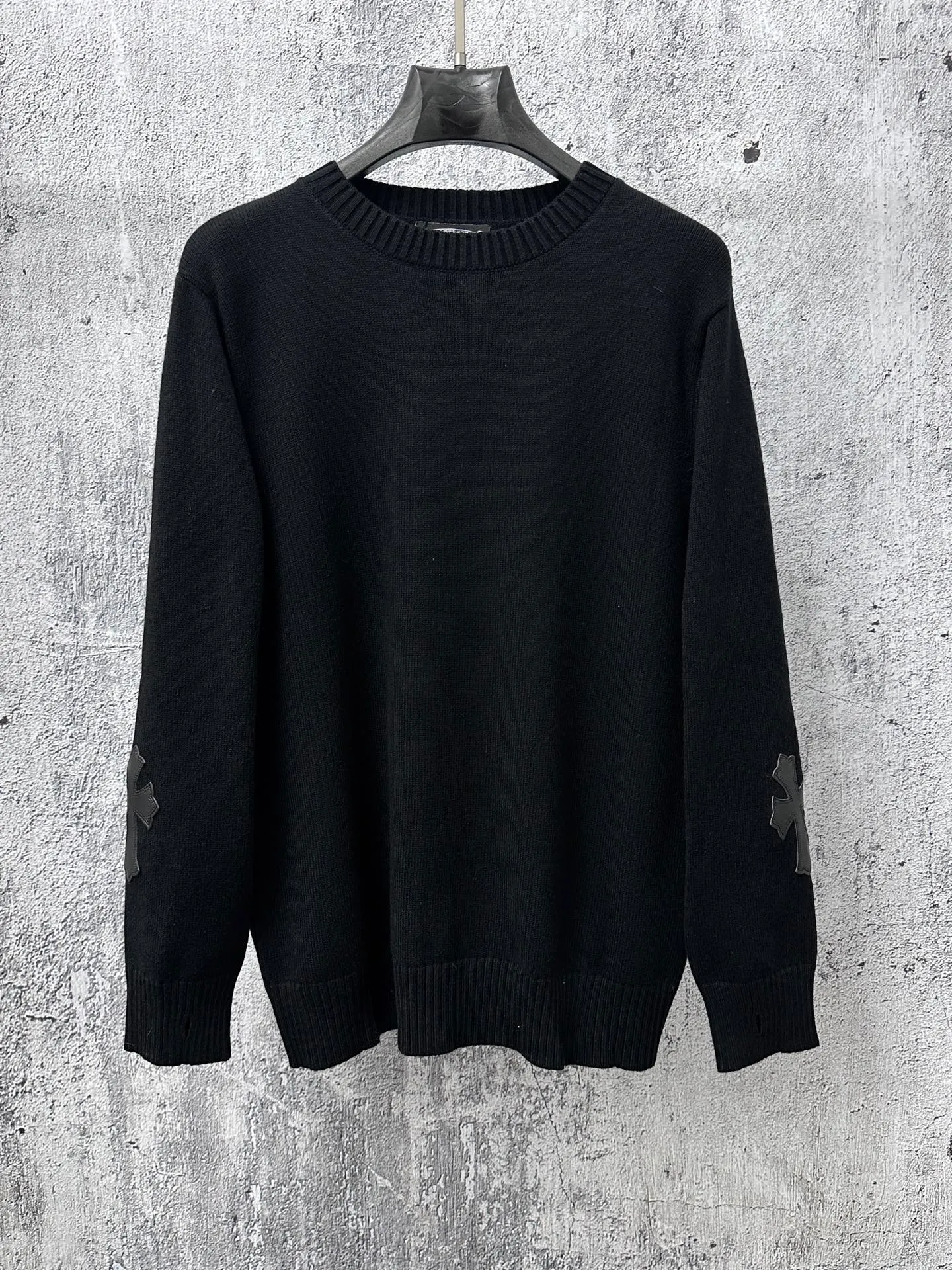 ￼ P250 【Chrome Hearts】Chrome Hearts' new cross-knitted jacquard appliquéd crew neck sweater. Contains 20% wool. The item is made of custom-dyed and custom-spun yarn and purchased from the original version. A full set of customized accessories. Details determine success or failure. A new model for autumn and winter. It is soft and delicate and does not tie the body. The upper body effect is very nice. Loose fit. Same style for men and women. Color: White Black Size: S-L
